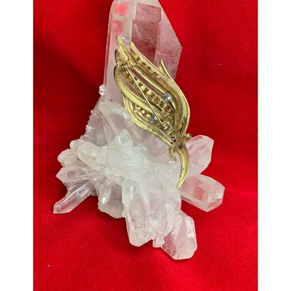 Gorgeous Textured Blades pin w/Fuchsia Crystals in Antique Gold plate - Picture 3 of 4